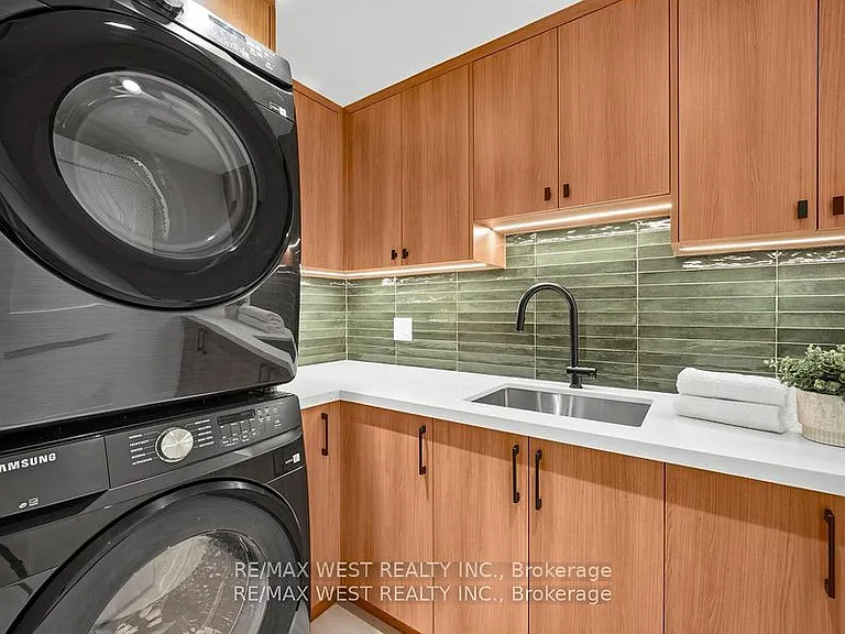 390 Saint Clarens Ave #LOWER — Photo 2