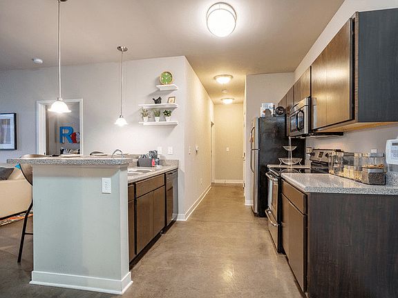 4th image of 940 W 10th St #21335832