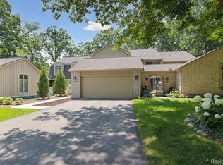 1105 Ivyglen Cir, Bloomfield Hills, MI 48304