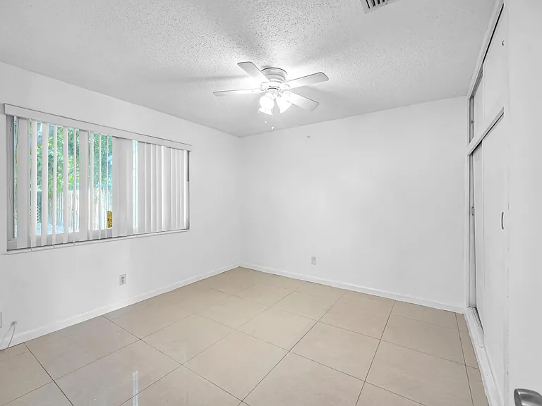 2107 NE 15th Ave — Photo 17