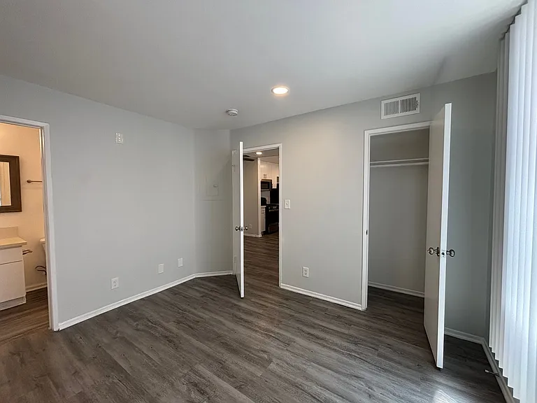 314 South Manhattan Place — Photo 32