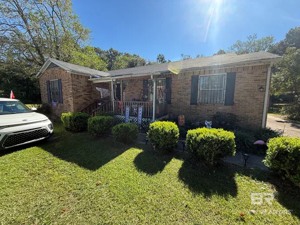 92 2nd St, Chickasaw, AL 36611