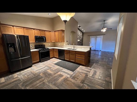 2nd image of 902 Manzanita Dr