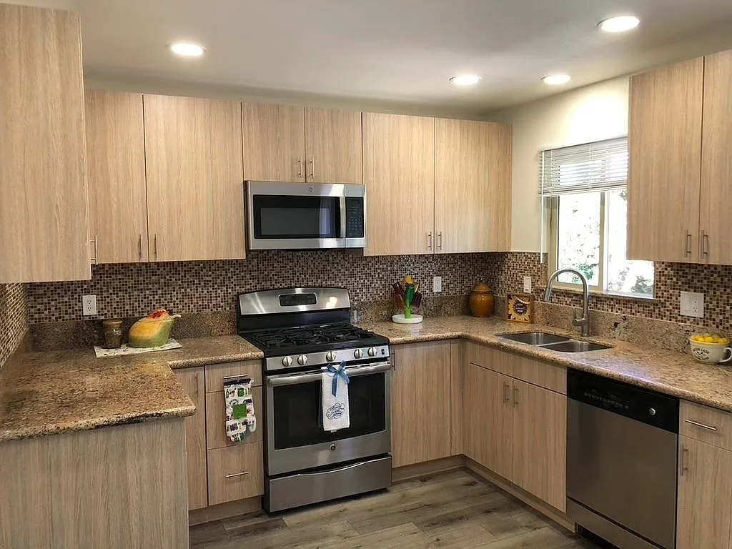 3 bed, 990 sqft, $2,425 — Photo 2