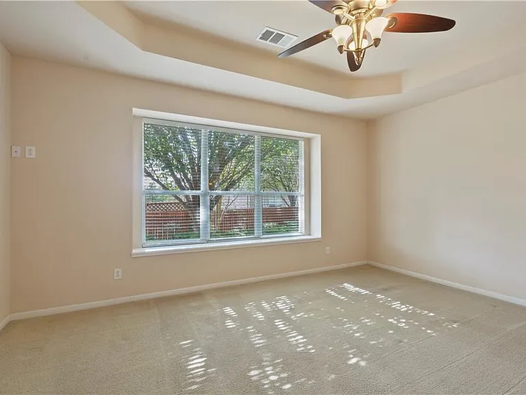 Large master bedroom - facing the backyard