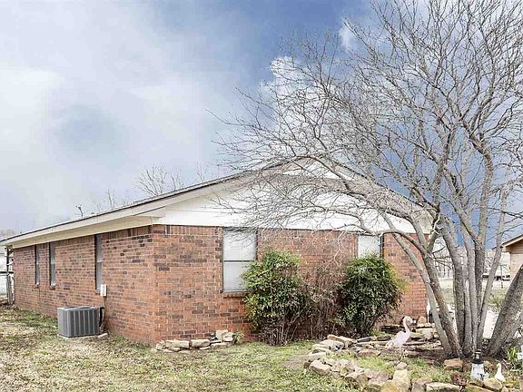 3rd image of 818 W Seminole Dr