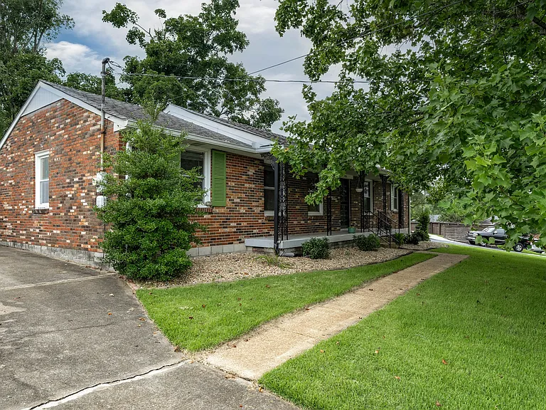 844 Rose Park Dr — Photo 3