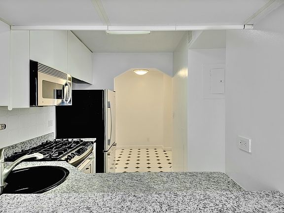 4th image of 324 W 23rd St APT 6A