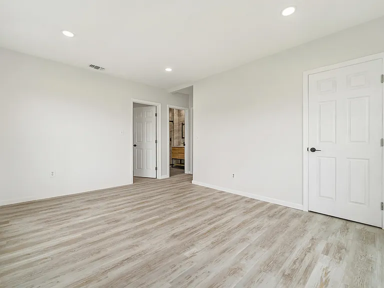 1566 NW 9th Ave — Photo 23