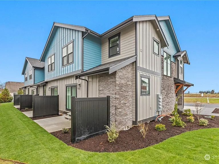 2217 Dejong Dr — Photo 18