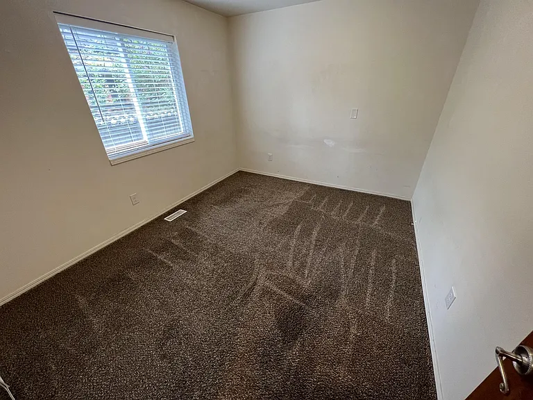 103 E Grand St — Photo 23