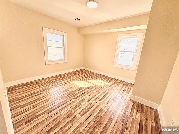 5th image of 89 Pine Grove Ter