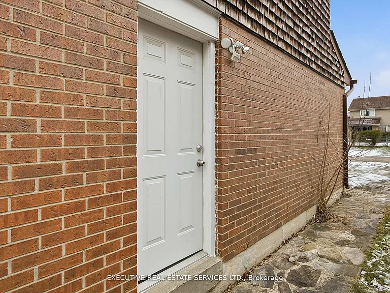 69 Lorraine Cres — Photo 7