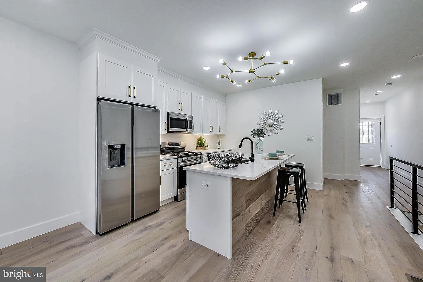 3 bed, 4.0 bath, 1730 sqft, $3,799 — Photo 2