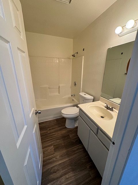 1st image of 686 Las Colinas St