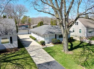 6463 N Willow Glen Ln, Glendale, WI 53209