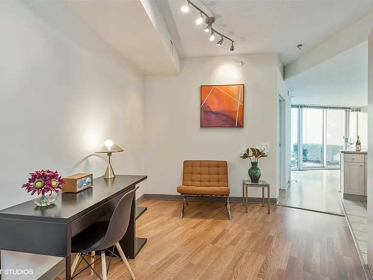 1720 Maple Ave #409 — Photo 2