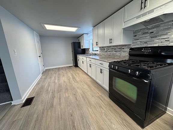 4th image of 207 W Railroad St