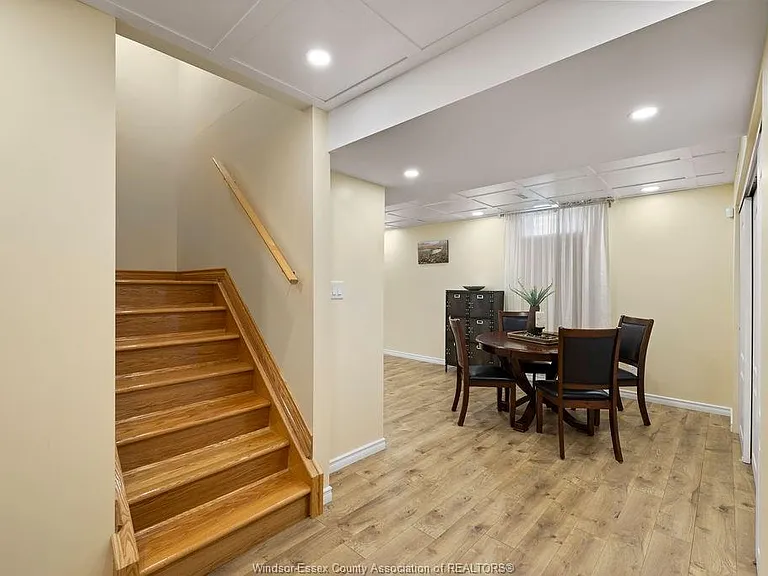 534 Michael Cres — Photo 34
