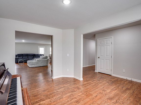 5th image of 3221 Emerald Dr