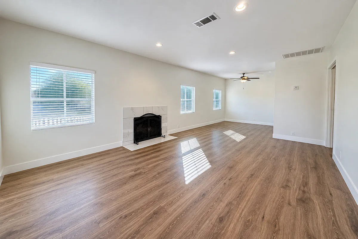 3 bed, 2.0 bath, 1030 sqft, $3,450 — Photo 2