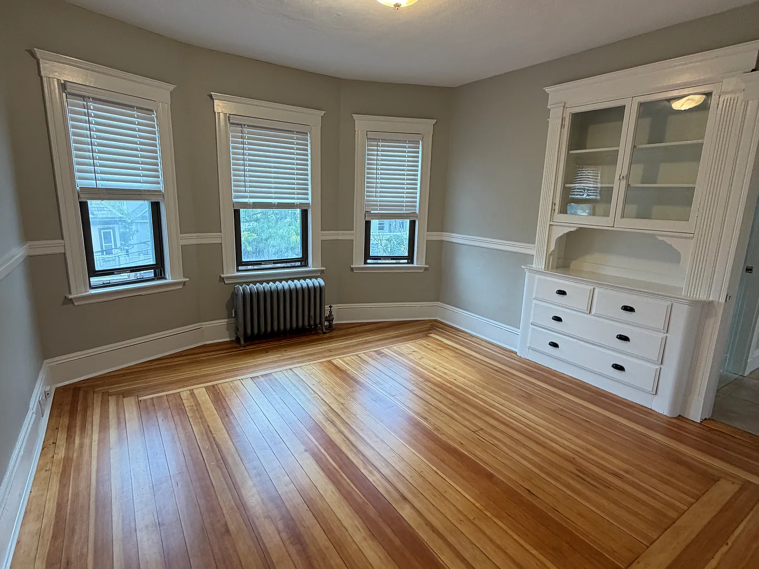 4 bed, 9999 sqft, $4,200 — Photo 1