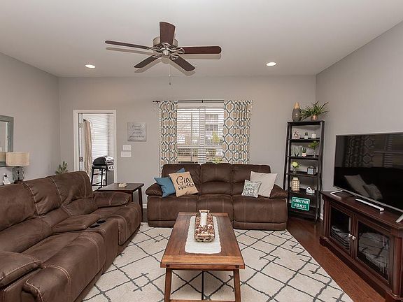 5th image of 318 Castle Dr #1443