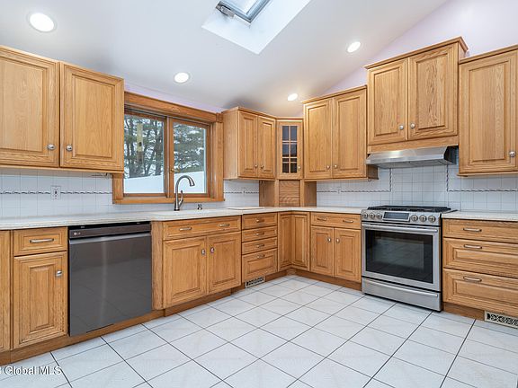 3rd image of 9 Carr Rd