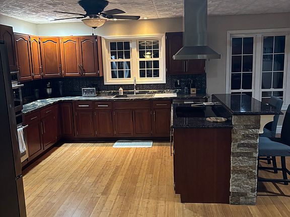 3rd image of 502 W Hunts Rd