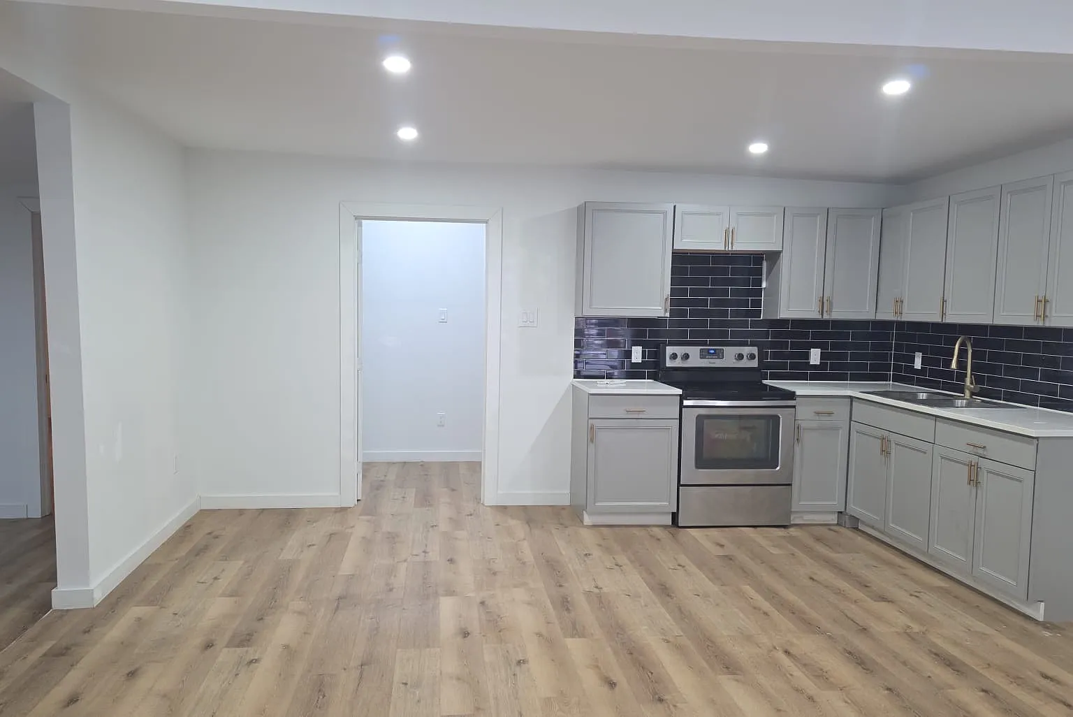 5 bed, 2300 sqft, $2,200 — Photo 3