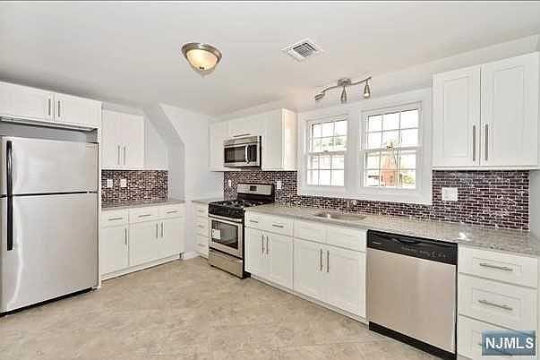 1st image of 33 Garden Ct N