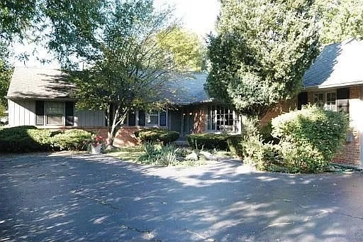 2518 Peachtree Ln photo 1