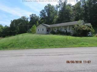 602 Redwood Ln, Elkview, WV 25071