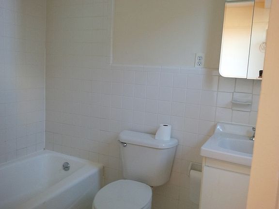 5th image of 225 W 106th St #B