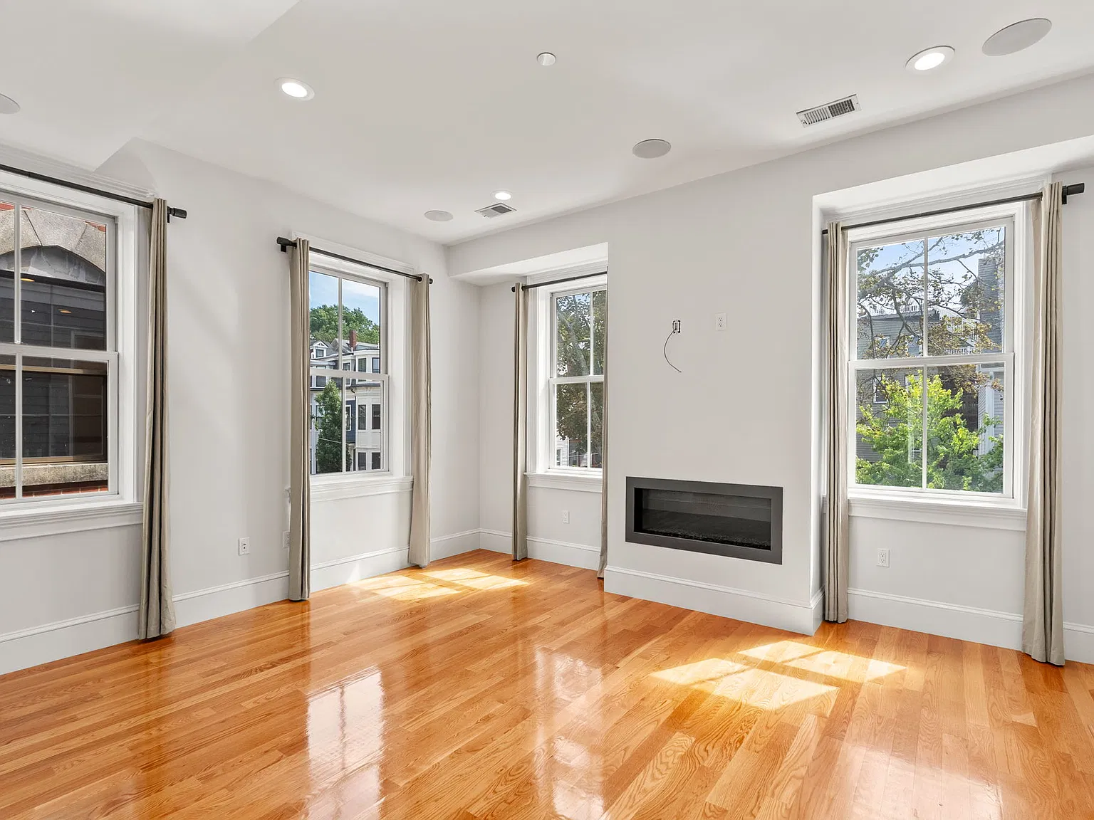 3 bed, 1320 sqft, $6,000 — Photo 2
