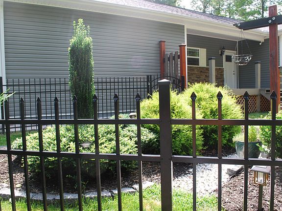 3rd image of 608 E Reagan Ln