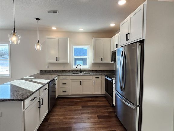 5th image of 410 Finvold Street
