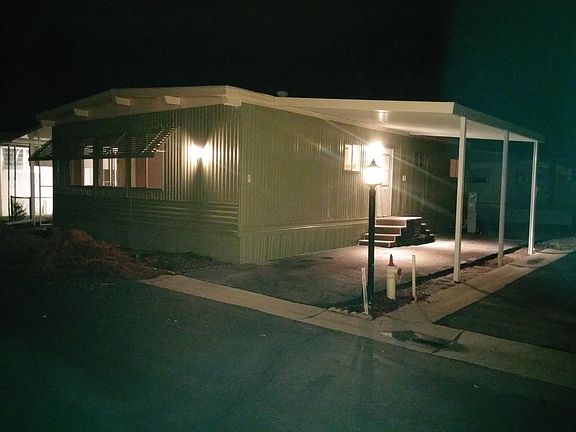 Front / Carport