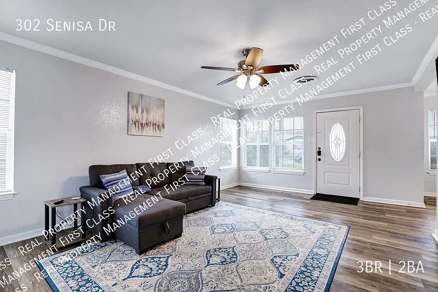 Recently renovated home on large corner lot! — Photo 2