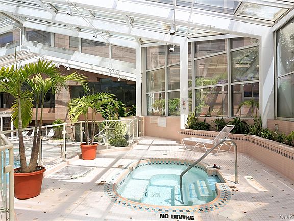 5th image of 4 Martine Avenue #514