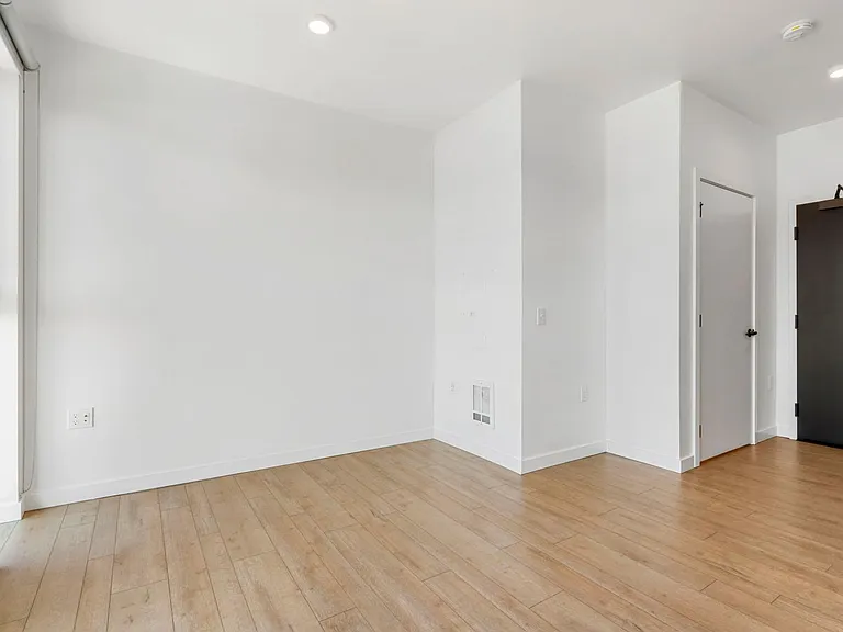 Welcome to Lakeview! - Live in Luxury & Style in the heart of Eastlake — Photo 33