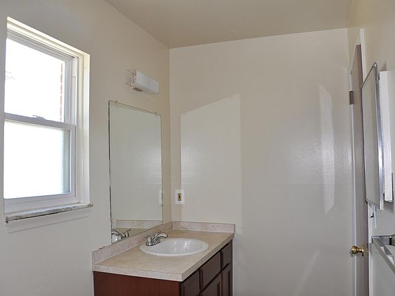 5th image of 33200 Harper Ave