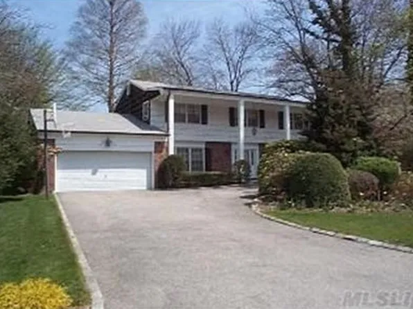 7 Locust Dr, Great Neck, NY 11021