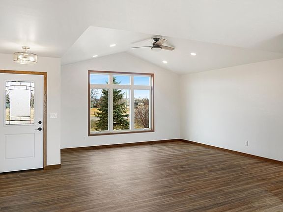 5th image of 220 Lylac Cir