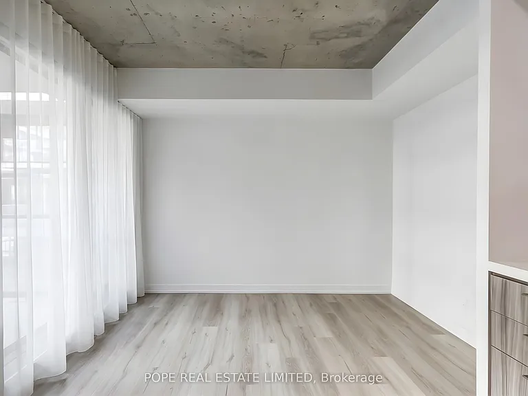560 King St W #726 — Photo 6