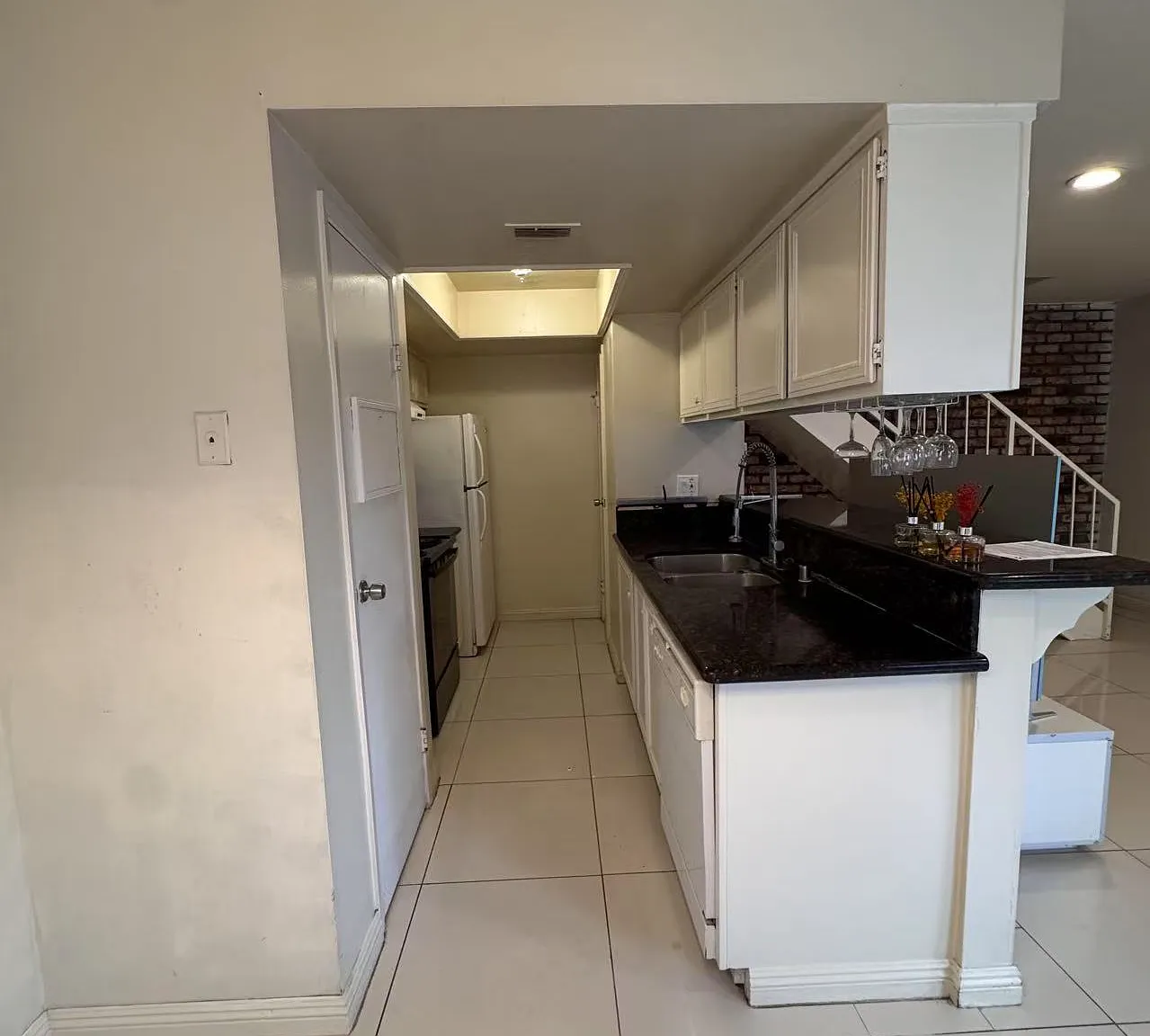 2 bed, 836 sqft, $2,195 — Photo 2