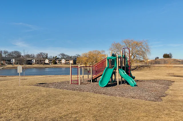 9S120 Lake Dr #201 — Photo 16