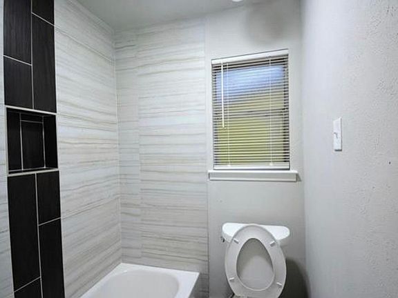 5th image of 322 Stoneport Dr