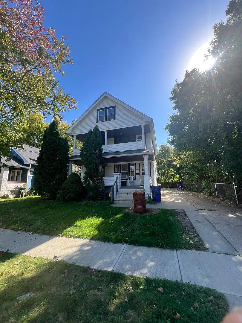 16108 Parkgrove Ave — Photo 2
