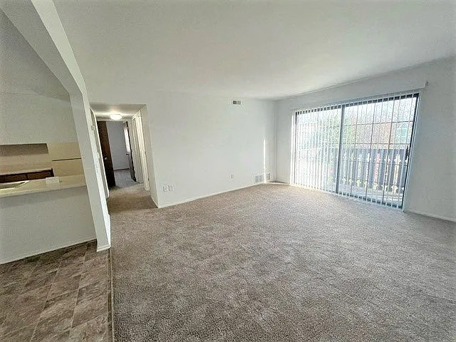 Charter Oaks Apartments — Photo 194